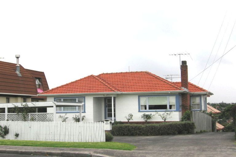Photo of property in 1/121 Ocean View Road, Hillcrest, Auckland, 0627