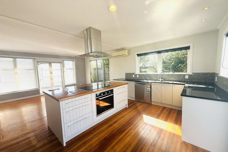 Photo of property in 90 Arran Road, Browns Bay, Auckland, 0630