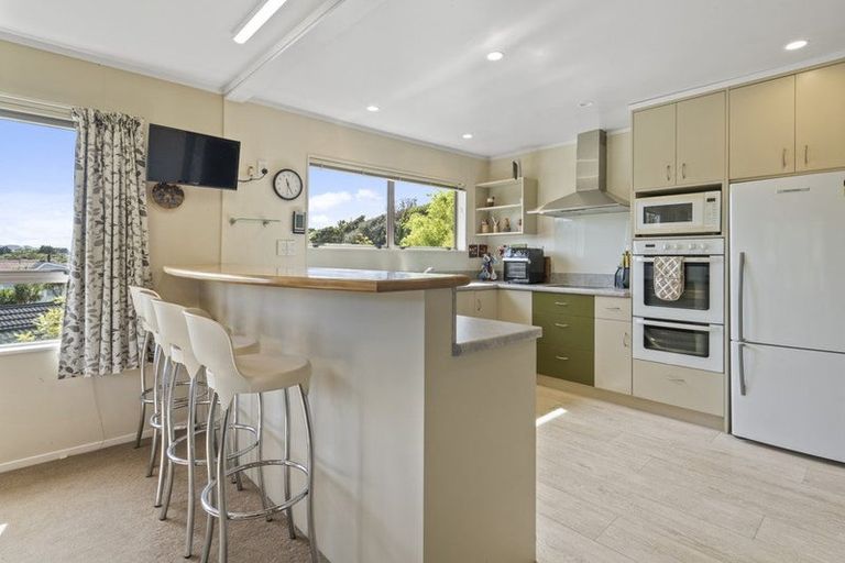 Photo of property in 2 Waterford Drive, Churton Park, Wellington, 6037