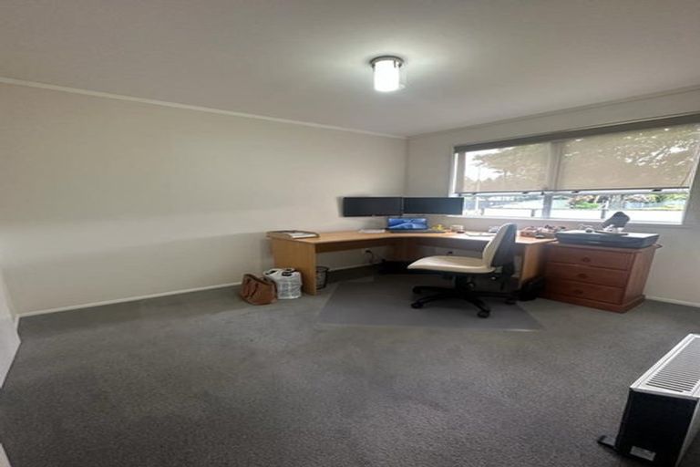 Photo of property in 14 Pukeroa Place, Papakura, 2110