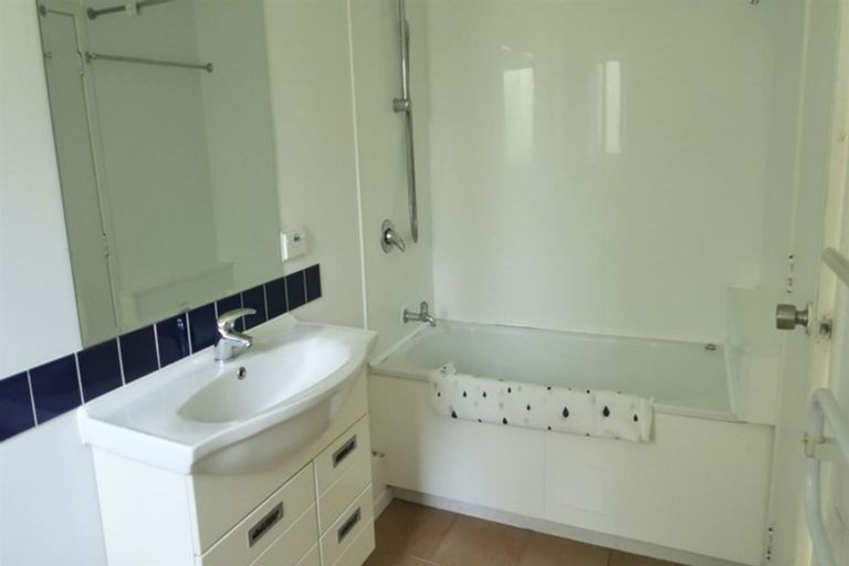 Photo of property in 2/2 Flavia Close, Torbay, Auckland, 0630