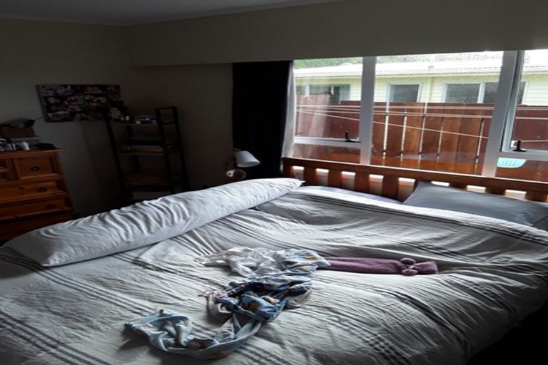 Photo of property in 23a Somes Crescent, Newlands, Wellington, 6037