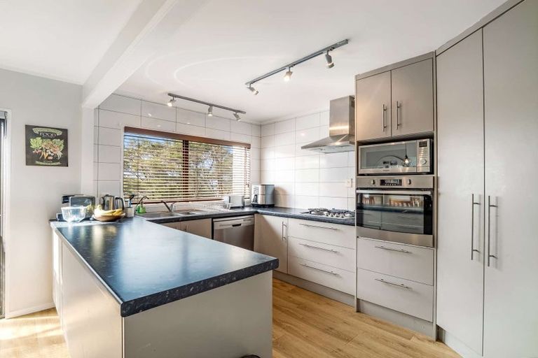 Photo of property in 10 Glen Vista Place, Bayview, Auckland, 0629