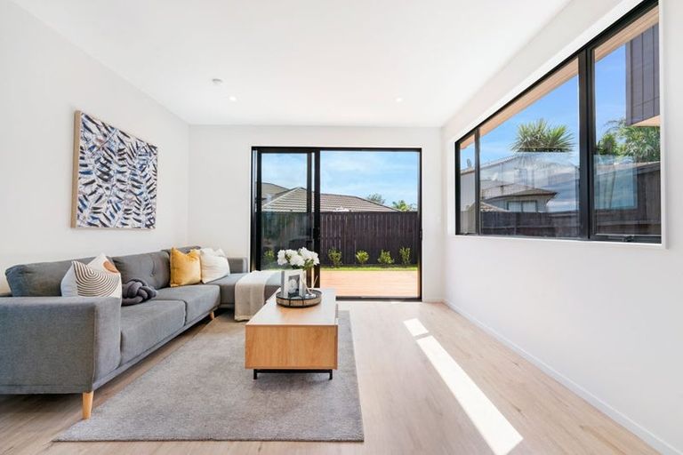 Photo of property in 8/90 Picasso Drive, West Harbour, Auckland, 0618