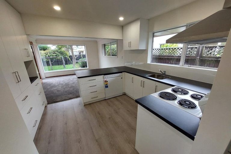 Photo of property in 9 Camberwell Place, Avonhead, Christchurch, 8042