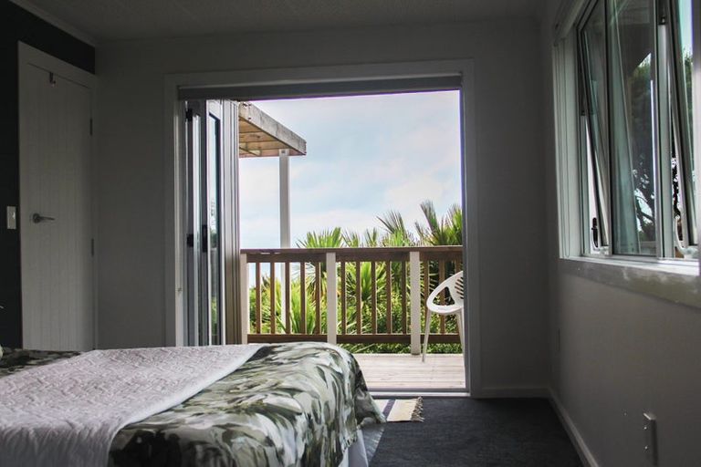 Photo of property in 15 Piha Road, Piha, New Lynn, 0772