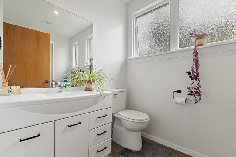 Photo of property in 9 Esher Place, Saint Martins, Christchurch, 8022