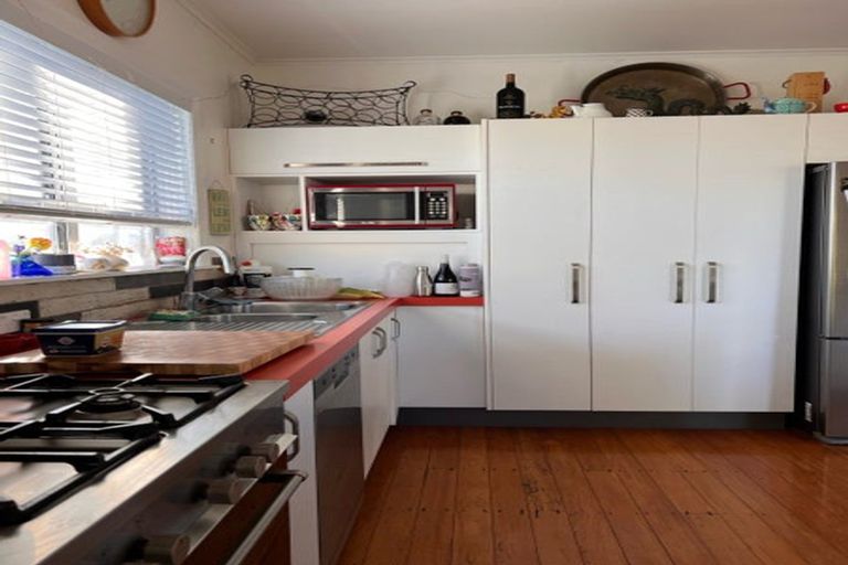 Photo of property in 123 Queens Drive, Lyall Bay, Wellington, 6022