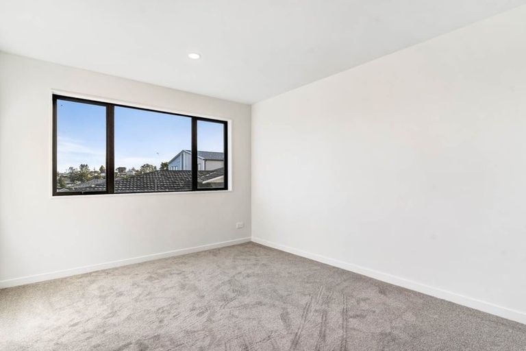 Photo of property in 40c Cyclarama Crescent, Massey, Auckland, 0614