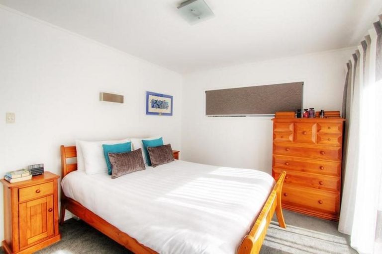 Photo of property in 4 Chatswood Grove, Chatswood, Auckland, 0626