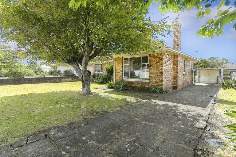 Photo of property in 74 Neil Avenue, Te Atatu Peninsula, Auckland, 0610