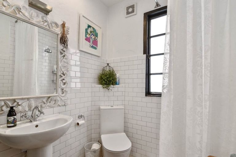 Photo of property in 1/25a Lake Road, Devonport, Auckland, 0624