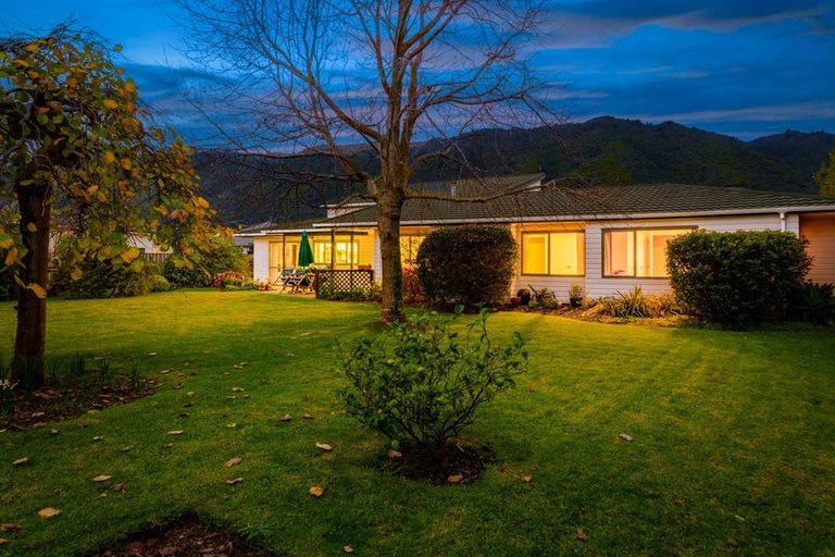 Photo of property in 29 Cranbrook Grove, Waikanae, 5036