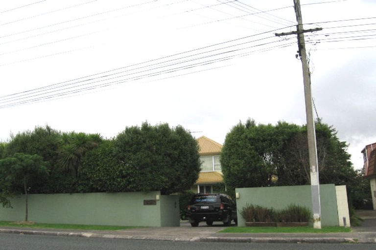 Photo of property in 125 Ocean View Road, Hillcrest, Auckland, 0627