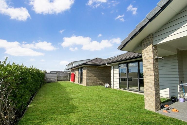 Photo of property in 89 Lake Panorama Drive, Henderson Valley, Auckland, 0612