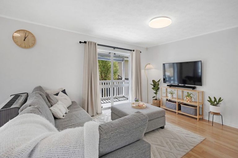 Photo of property in 2/134 Bradbury Road, Botany Downs, Auckland, 2010