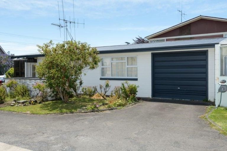 Photo of property in 2/92 Ngatai Road, Otumoetai, Tauranga, 3110