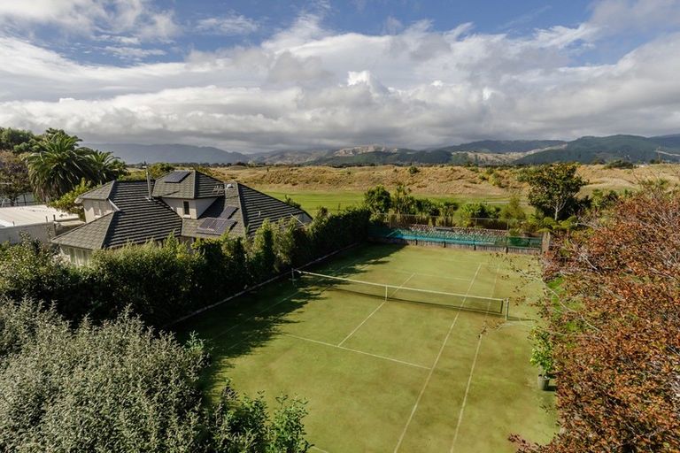 Photo of property in 32 Golf Road, Paraparaumu Beach, Paraparaumu, 5032