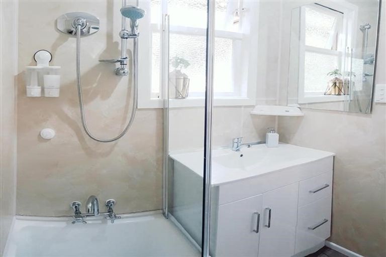Photo of property in 98 Glenpark Avenue, Frankleigh Park, New Plymouth, 4310
