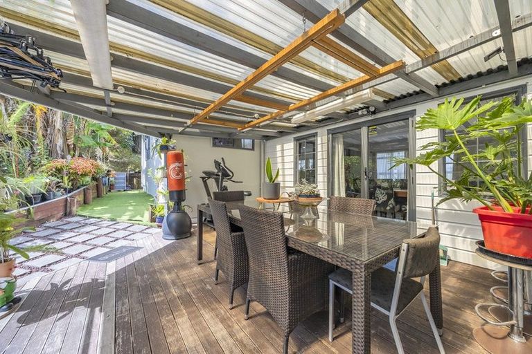 Photo of property in 21 Tyrico Close, Unsworth Heights, Auckland, 0632