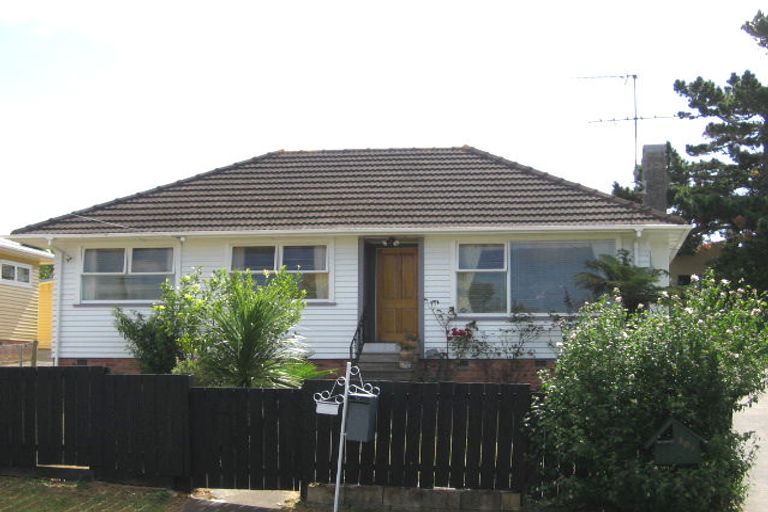 Photo of property in 1/16 Japonica Drive, Beach Haven, Auckland, 0626