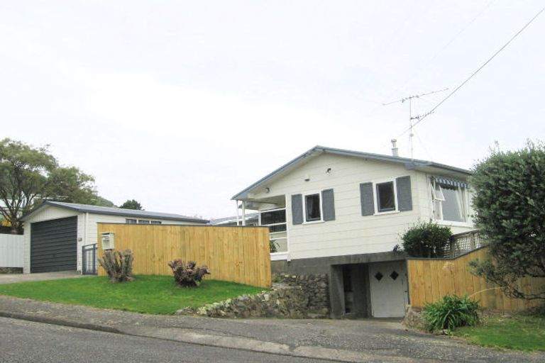 Photo of property in 17 Kotare Street, Waikanae, 5036