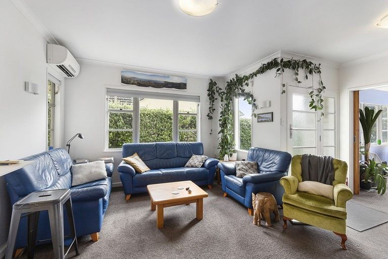 Photo of property in 318 Queens Drive, Lyall Bay, Wellington, 6022