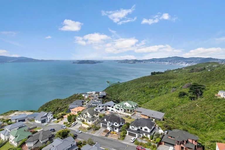 Photo of property in 10 Bennett Grove, Newlands, Wellington, 6037