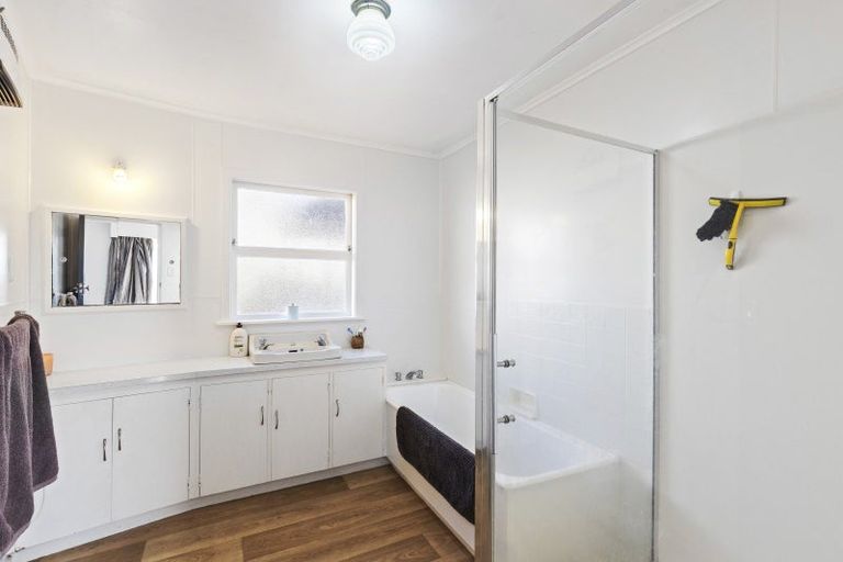 Photo of property in 52 Queens Road, Glen Avon, New Plymouth, 4312