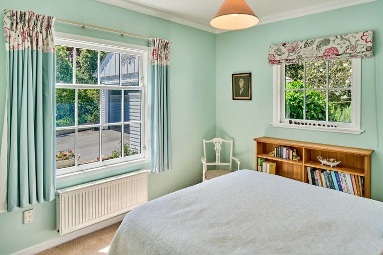 Photo of property in 100 Cheviot Road, Lowry Bay, Lower Hutt, 5013