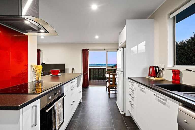 Photo of property in 31 Pipitea Place, Massey, Auckland, 0614