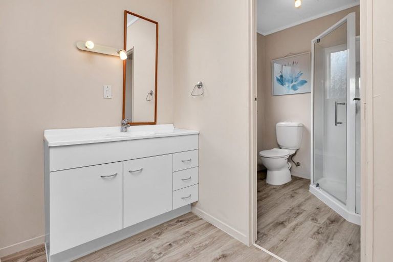 Photo of property in 15 Pyle Road West, One Tree Point, 0118