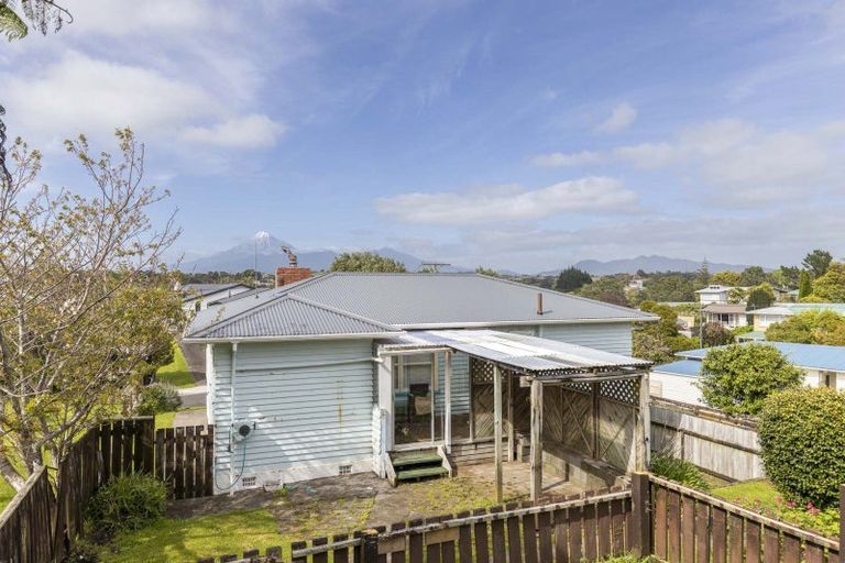 Photo of property in 3 Wiremu Place, Blagdon, New Plymouth, 4310