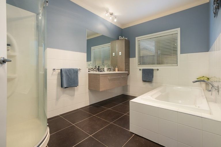 Photo of property in 32 Madison Street, Cambridge, 3434