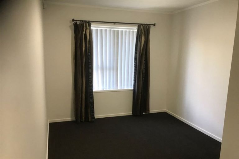 Photo of property in 22 Hartley Terrace, Massey, Auckland, 0614