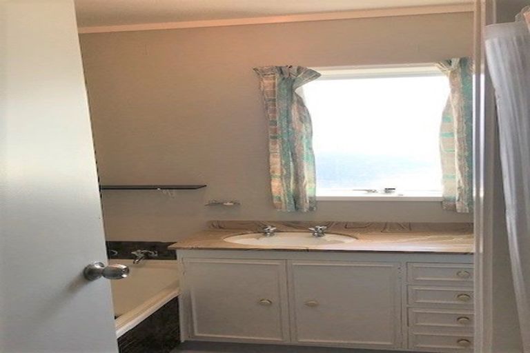 Photo of property in 2 Stallard Place, Glen Eden, Auckland, 0602