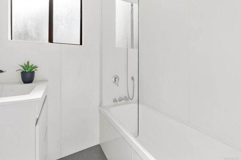 Photo of property in 2/74 Ayton Drive, Totara Vale, Auckland, 0629