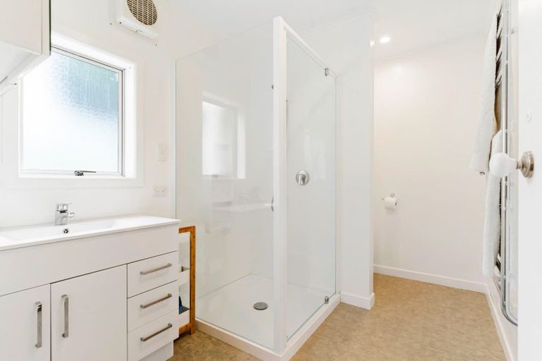 Photo of property in 17 Paramu Avenue, Birkdale, Auckland, 0626