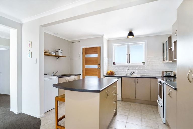 Photo of property in 11 Paton Avenue, Te Atatu South, Auckland, 0610