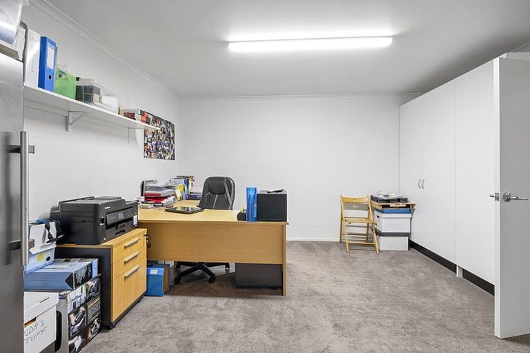 Photo of property in 38 Seaview Road, Marfell, New Plymouth, 4310