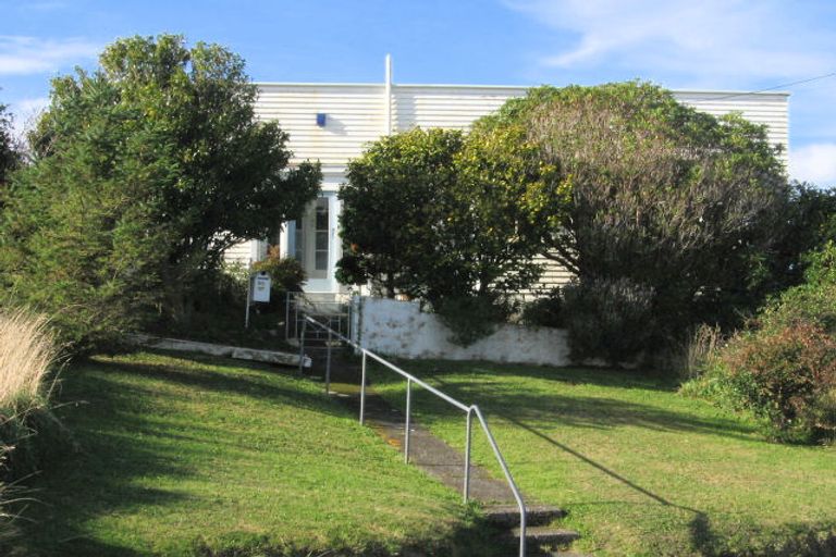 Photo of property in 96 Nevay Road, Karaka Bays, Wellington, 6022