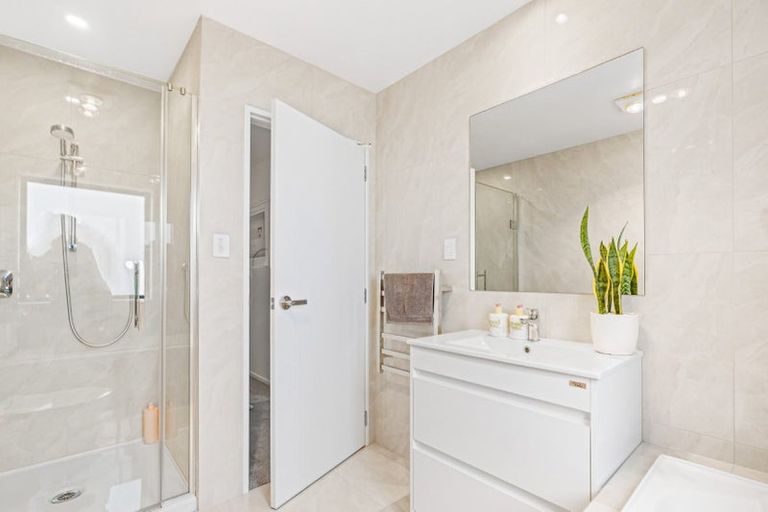 Photo of property in 14b Kelwyn Road, Kelston, Auckland, 0602