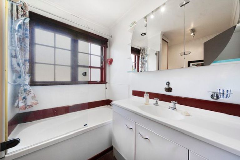 Photo of property in 1/95 Whites Line East, Waiwhetu, Lower Hutt, 5010