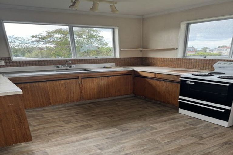 Photo of property in 2/25 Gill Avenue, Te Atatu Peninsula, Auckland, 0610