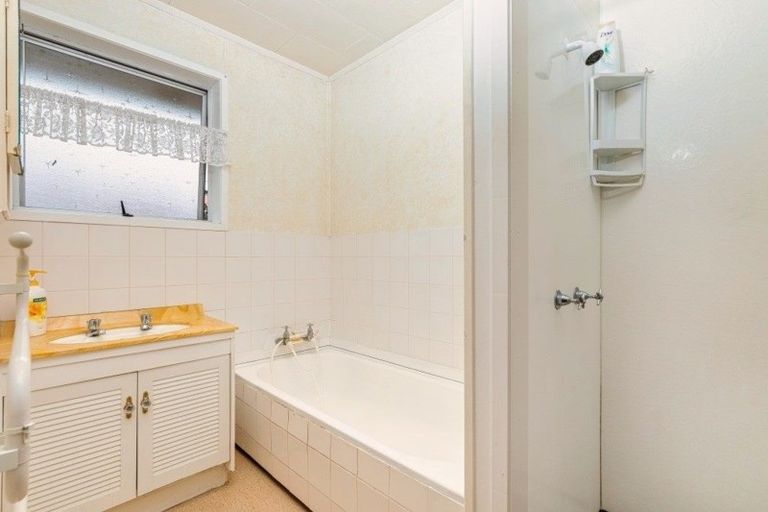 Photo of property in 1/185 Henderson Valley Road, Henderson, Auckland, 0612