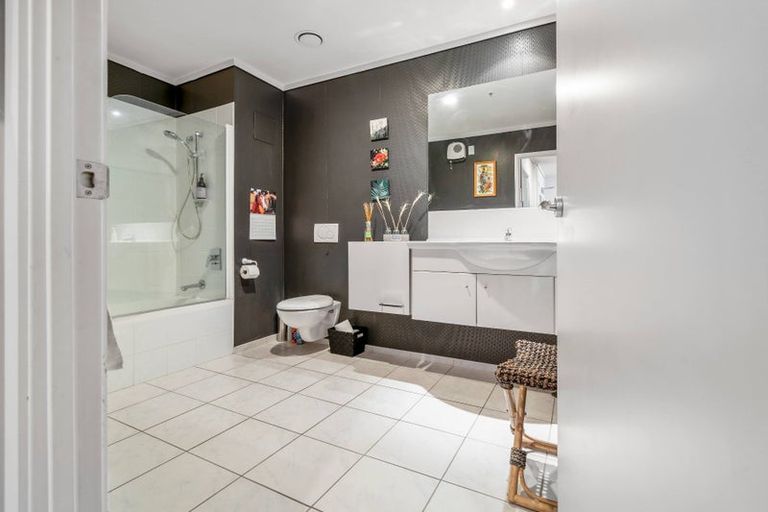 Photo of property in 72 Devonport Road, Tauranga, 3110