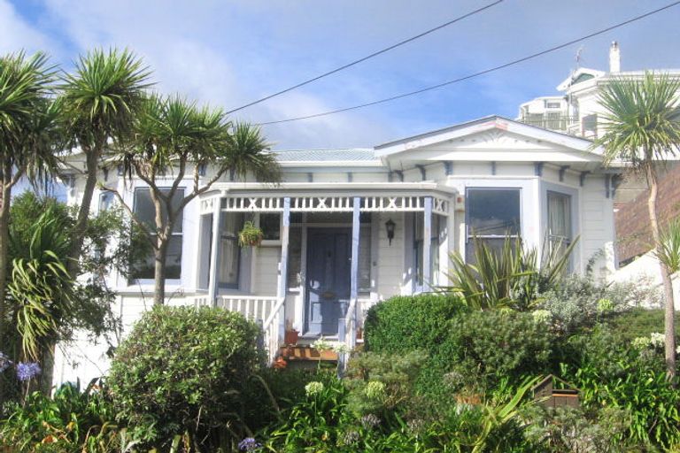 Photo of property in 5 Tanera Crescent, Brooklyn, Wellington, 6021