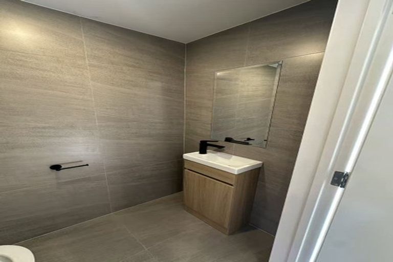 Photo of property in 6d Glennandrew Drive, Half Moon Bay, Auckland, 2012