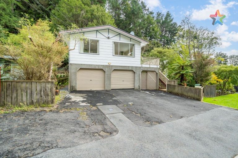 Photo of property in 102 Pinehaven Road, Pinehaven, Upper Hutt, 5019