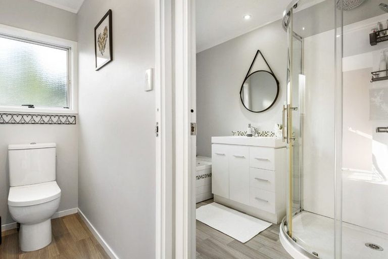 Photo of property in 1/6 Phillipa Place, Browns Bay, Auckland, 0630